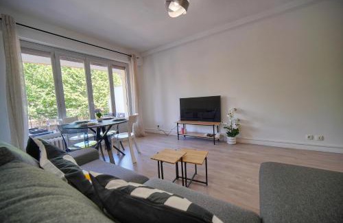 Riou - Petit Juas - Av de Grasse Apartment | FRGK Stanislas 2BR AC