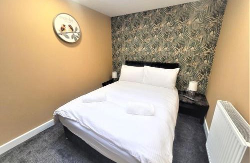 Gloucester Apartment | Friary House Serviced Apartments by Roomsbooked - 24Hr Reception