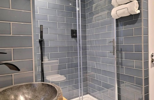 Gloucester Apartment | Friary House Serviced Apartments by Roomsbooked - 24Hr Reception