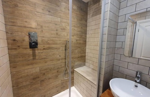 Gloucester Apartment | Friary House Serviced Apartments by Roomsbooked - 24Hr Reception
