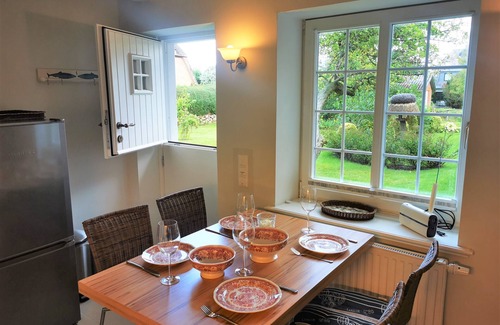 Großmorsum House | Friendly apartment in a historic thatched house from 1854!