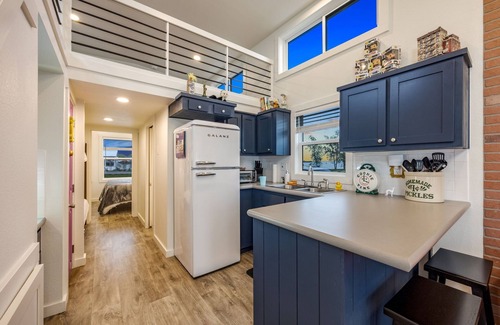 Kerens Cabin | Friends Tiny Lake House: Friends themed tiny home on Richland Chambers Lake