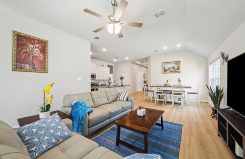 Friendswood House | Friendswood Luxe Stay-2025 New 4-Bedroom House, Near Mall, Sam’s,I-45,Everything