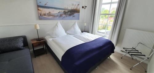Hage Hotel | Friesischer Hof, Ferienwohnungen mit Indoor Spielplatz, kostenfreien Parkplatz und W-Lan