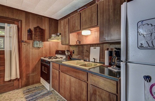 Rhinelander Cabin | Frog Hollow located on private Finely Lake
