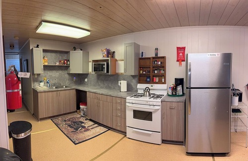 Venice Boat Rental | Front row Venice Marina 3-bedroom hs. boat sleeps 6. Steps away from restaurant.