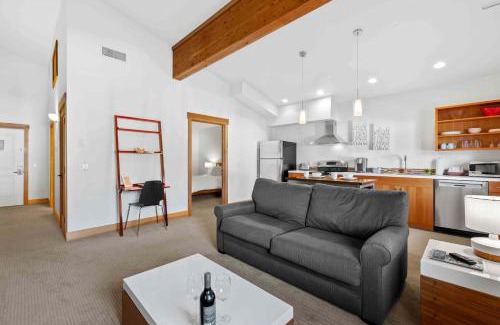 Leavenworth House | Front Street Suites - Alice Lodging
