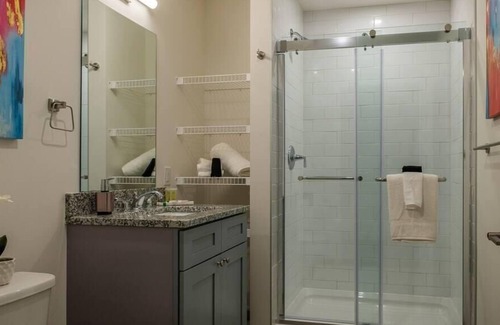 Cultural District Apartment | Frontdesk |1 BR Apt near Market Square