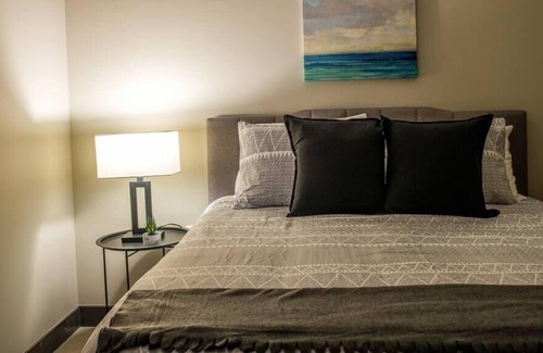 Downtown Kansas City Apartment | Frontdesk | Modern 1BR Apt in Downtown