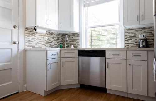 Roscoe Village Apartment | FRONTDESK Modern 2 BR Apt with Lake View