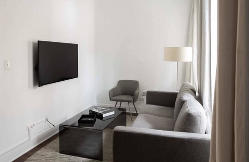 Pilsen Apartment | Frontdesk | Updated 2 BR Apt Near South Side