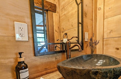 Ramona Cabin | Full Circle Farms Getaways and Retreats - The Lodge