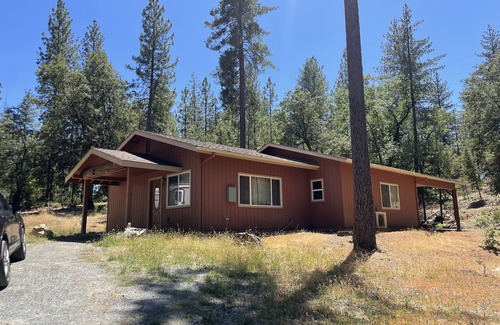 Coulterville House | Full house near Yosemite National Park, with spacious rooms and Mountain views.
