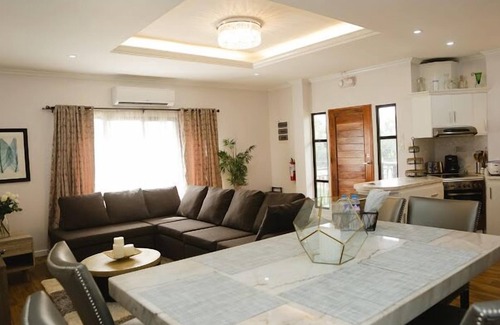 Mactan Export Processing Zone Apartment | Full Kitch★WiFi★Netflix★A/C★Parking & Airport pick-up