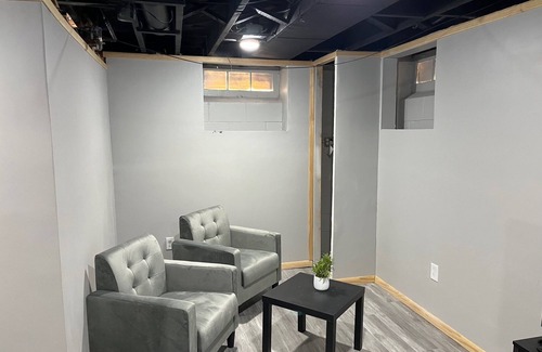 Milwaukee House | full re-modeled House that sleeps 8 two full bathrooms wifi quiet neighborhood