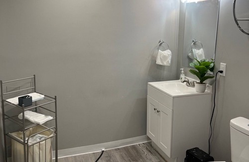 Milwaukee House | full re-modeled House that sleeps 8 two full bathrooms wifi quiet neighborhood