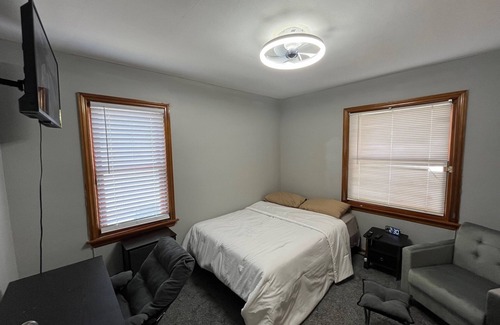 Milwaukee House | full re-modeled House that sleeps 8 two full bathrooms wifi quiet neighborhood
