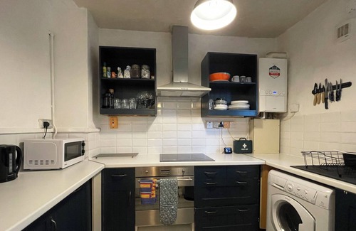 Vassall Apartment | Full serviced apartment w/free parking - 20 mins to central London!