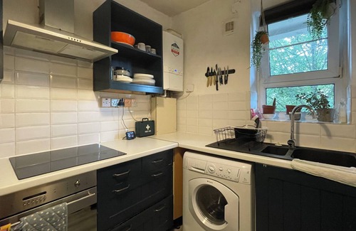 Vassall Apartment | Full serviced apartment w/free parking - 20 mins to central London!