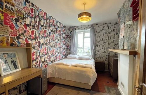 Vassall Apartment | Full serviced apartment w/free parking - 20 mins to central London!