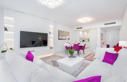 Jumeirah Lake Towers Apartment | Full View of Dubai’s Iconic Wheel, only 2 minutes from the Beach!