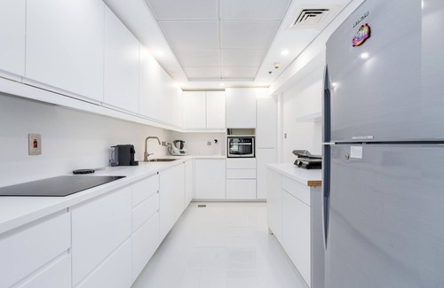 Jumeirah Lake Towers Apartment | Full View of Dubai’s Iconic Wheel, only 2 minutes from the Beach!
