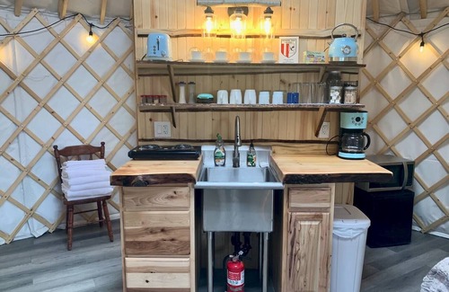 Big Lake Apartment | Fully-Furnished Eureka Yurt 3 🌲 at Alaska Dogstead
