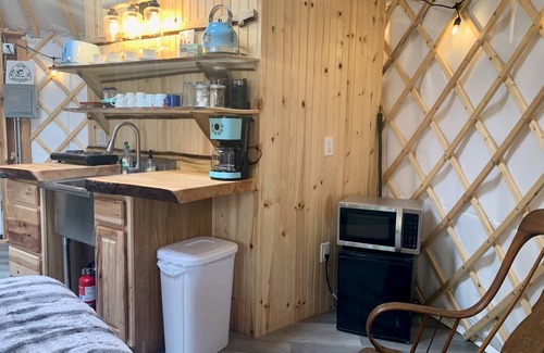 Big Lake Apartment | Fully-Furnished Eureka Yurt 3 🌲 at Alaska Dogstead