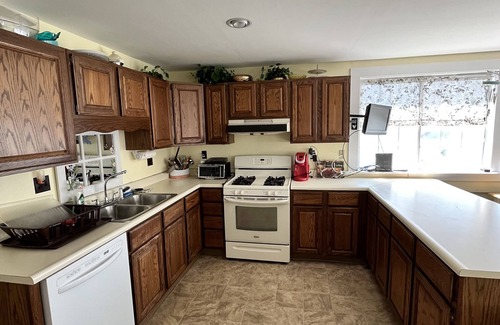 Wareham Center House | FULLY FURNISHED HOME SHORT WALK TO SWIFTS BEACH 1 HOUR FROM BOSTON