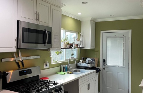 Park Mesa Heights House | Fully Furnished Huge House in LA with Hot Tub/AC/WiFi/Washer/Dryer/BBQ/Parking