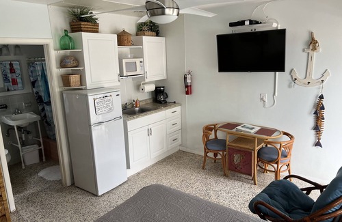 Marathon Apartment | Fully furnished studio, 50 yards from ocean, shared pool, fishing-jetty