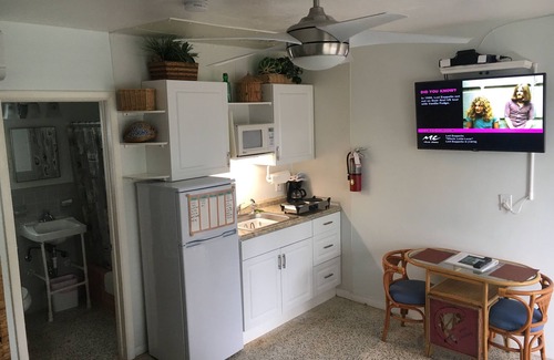 Marathon Apartment | Fully furnished studio, 50 yards from ocean, shared pool, fishing-jetty