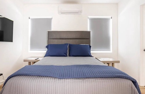 Los Angeles House | FULLY RENOVATED 2bed/1bath - The Monopoly House!