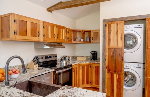 North Creek Apartment | Fully Restored Barn ! The Alexander Ski Barn