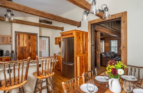 North Creek Apartment | Fully Restored Barn ! The Alexander Ski Barn
