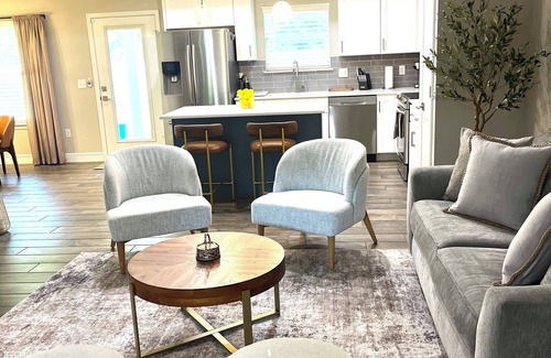 Northeast Pensacola House | Fully Stocked 3 bed/2 Bath Modern Home w/Lots of Parking & Close to Everything.