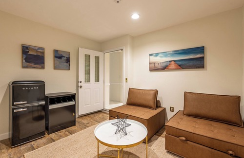 Palm Desert House | Fun & Comfy Retreat-7BR,sleeps 16+, Pool, Spa, BBQ, Pickleball,Game Room & More.