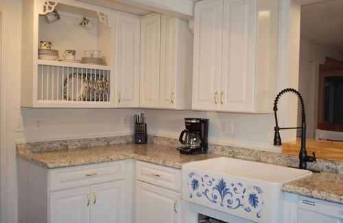 Leonidas House | Fun Decor & Lovely Courtyard 1bd/1bth Guest Suite w/Kitchen Uptown/Hollygrove