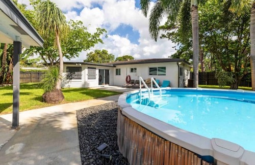 Fort Lauderdale House | Fun family oasis, minutes away from beaches w/game room & pool