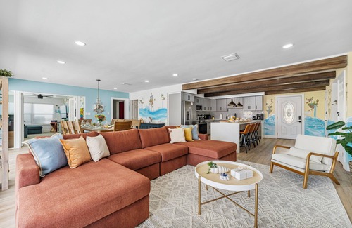 Bradenton House | Fun-Filled Family Oasis with Pickleball, SPA, HTD Pool, Fire Pit near AMI