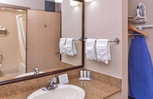 South San Francisco House | Fun for the Whole Family! 3 Comfortable Units, Free Parking, Free Breakfast