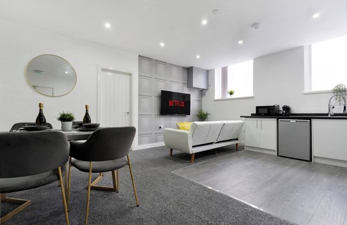 Birmingham Apartment | Fun Packed Bham nApt with Pool Snooker Table Tennis!