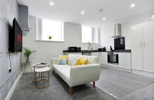 Birmingham Apartment | Fun Packed Bham nApt with Pool Snooker Table Tennis!