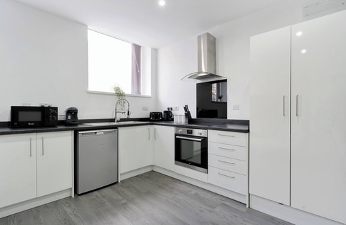 Birmingham Apartment | Fun Packed Bham nApt with Pool Snooker Table Tennis!