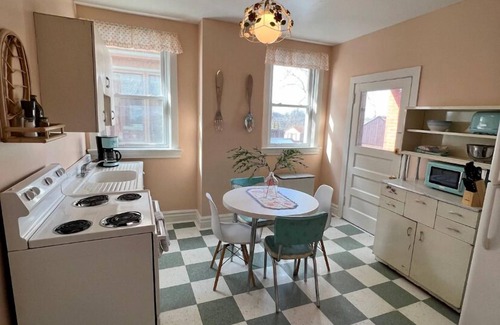 Bellevue Apartment | Fun Retro Apartment on Quiet Dead End Street Near Stage AE & Acrisure Stadium