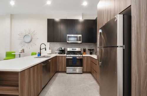 East Orange Hotel | Funky ! 2BR Lux ! Free parking! 30 min to NYC