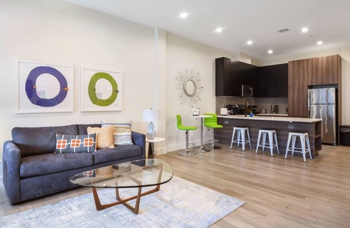 East Orange Hotel | Funky ! 2BR Lux ! Free parking! 30 min to NYC