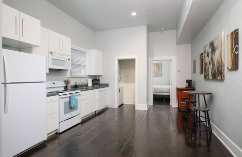 Southtown Condo | Furnished 1BR Riverwalk Loft Remote-Work Ready Fast Wi-Fi W/D 30+ Nights
