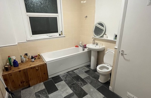 Hull House | Furnished 2 bedroom house with garden aswell i stay here normally with family.