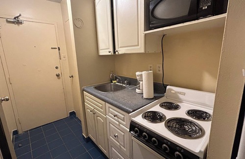Garden District Apartment | Furnished bachelor studio near Dundas/College Station, Toronto Metropolitan Uni.